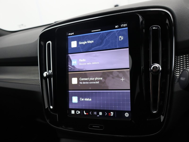 2025 (25) VOLVO XC40 2.0 B4P Plus Dark 5dr Auto*VAT QUALIFYING* 4702779