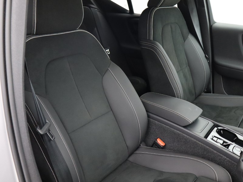 2025 (25) VOLVO XC40 2.0 B4P Plus Dark 5dr Auto*VAT QUALIFYING* 4702765