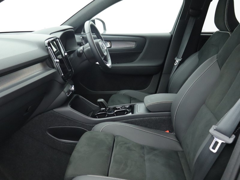 2025 (25) VOLVO XC40 2.0 B4P Plus Dark 5dr Auto*VAT QUALIFYING* 4702754