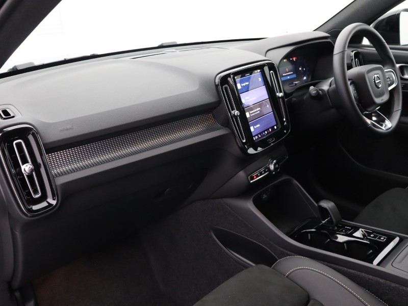 2025 (25) VOLVO XC40 2.0 B4P Plus Dark 5dr Auto*VAT QUALIFYING* 4702768