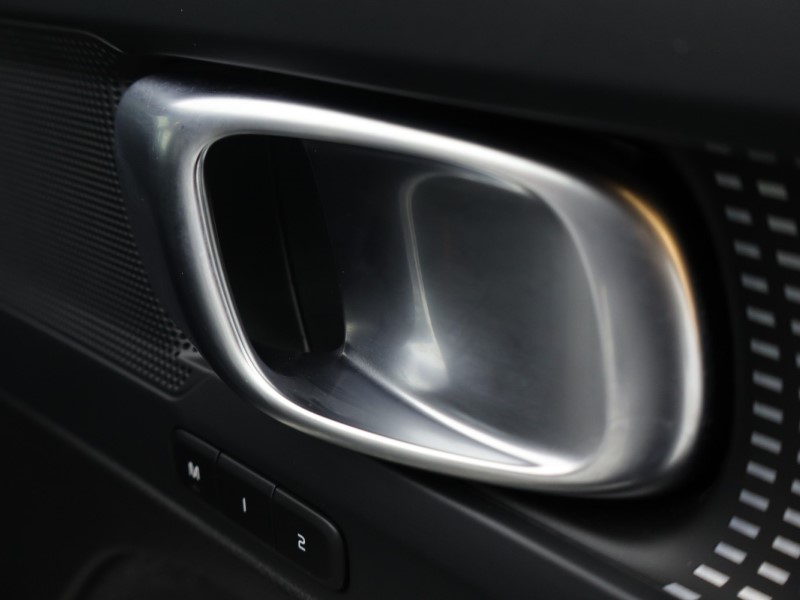 2025 (25) VOLVO XC40 2.0 B4P Plus Dark 5dr Auto*VAT QUALIFYING* 4702760