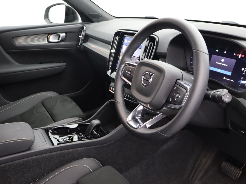 2025 (25) VOLVO XC40 2.0 B4P Plus Dark 5dr Auto*VAT QUALIFYING* 4702766