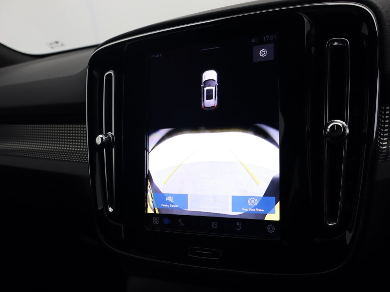 2025 (25) VOLVO XC40 2.0 B4P Plus Dark 5dr Auto*VAT QUALIFYING* 4702781