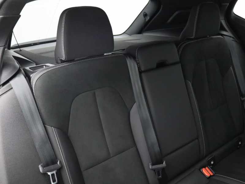 2025 (25) VOLVO XC40 2.0 B4P Plus Dark 5dr Auto*VAT QUALIFYING* 4702773