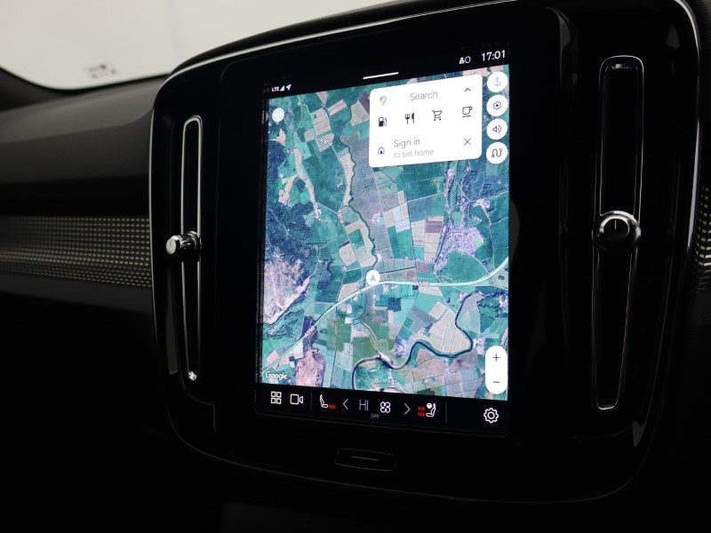 2025 (25) VOLVO XC40 2.0 B4P Plus Dark 5dr Auto*VAT QUALIFYING* 4702780