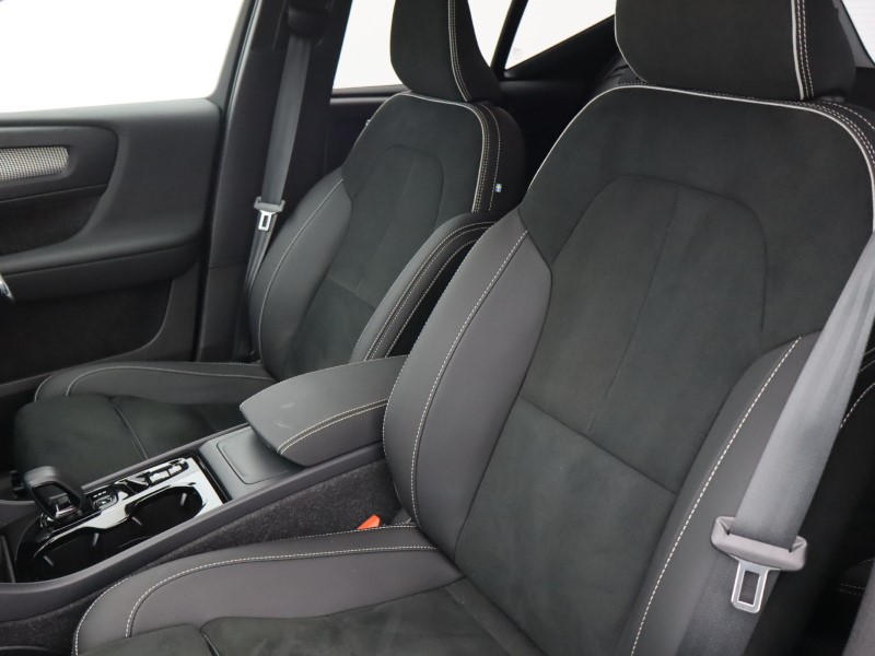 2025 (25) VOLVO XC40 2.0 B4P Plus Dark 5dr Auto*VAT QUALIFYING* 4702767