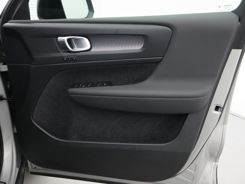 2025 (25) VOLVO XC40 2.0 B4P Plus Dark 5dr Auto*VAT QUALIFYING* 4702758