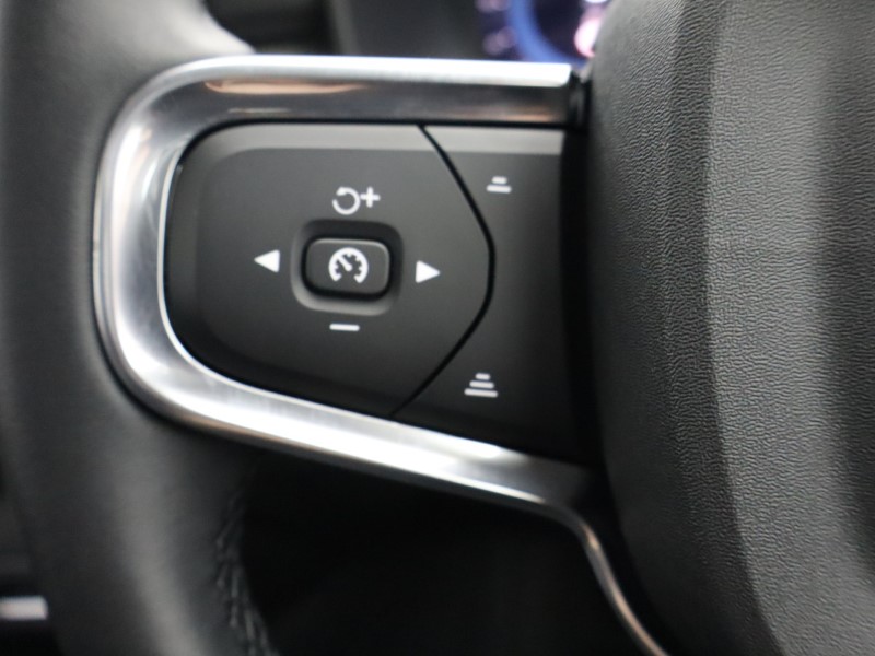 2025 (74) VOLVO XC40 2.0 B3P Ultra Dark 5dr Auto 4702498