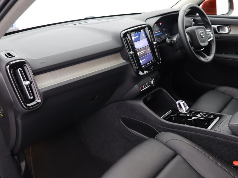 2025 (74) VOLVO XC40 2.0 B3P Ultra Dark 5dr Auto 4702485