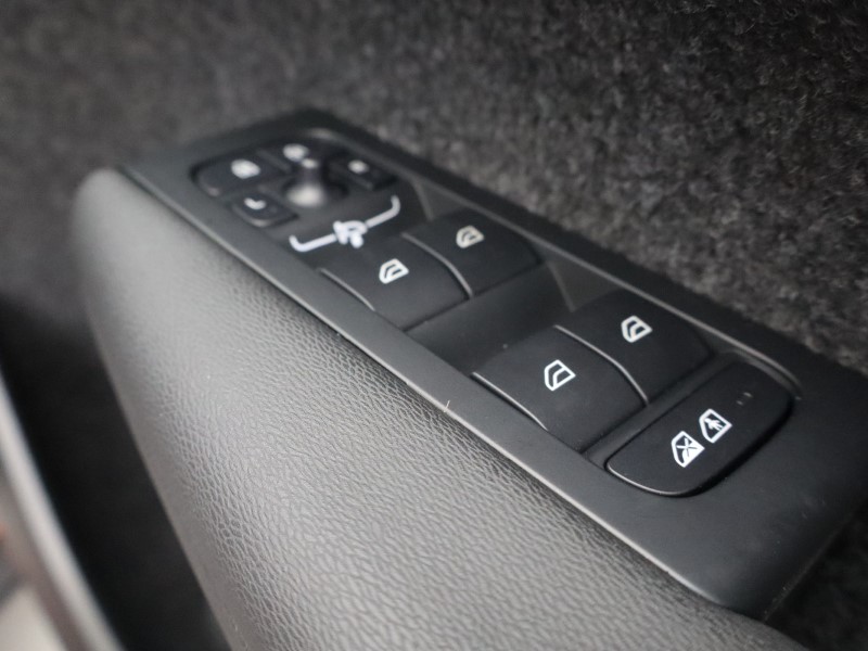 2025 (74) VOLVO XC40 2.0 B3P Ultra Dark 5dr Auto 4702477