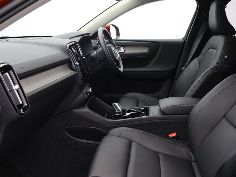 2025 (74) VOLVO XC40 2.0 B3P Ultra Dark 5dr Auto 4702471