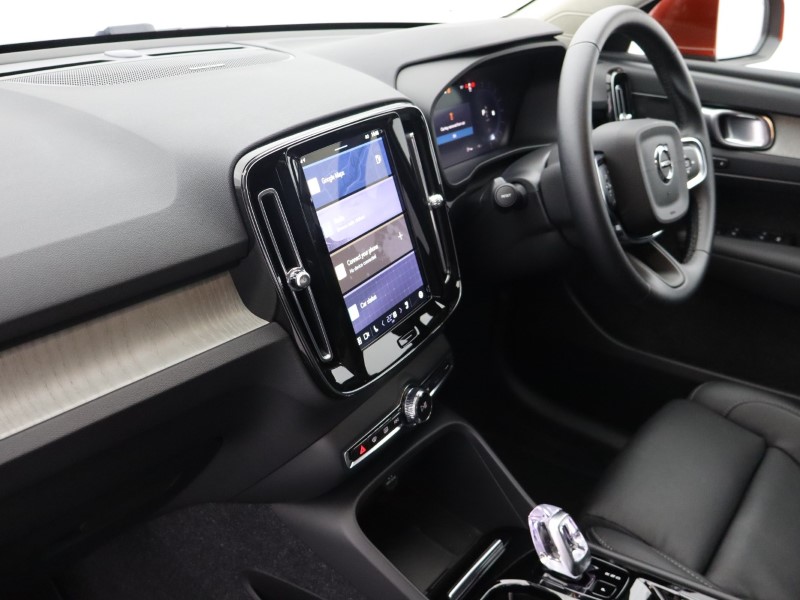 2025 (74) VOLVO XC40 2.0 B3P Ultra Dark 5dr Auto 4702486