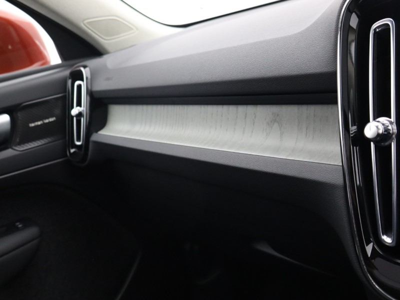 2025 (74) VOLVO XC40 2.0 B3P Ultra Dark 5dr Auto 4702509