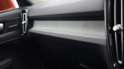 2025 (74) VOLVO XC40 2.0 B3P Ultra Dark 5dr Auto 4702509
