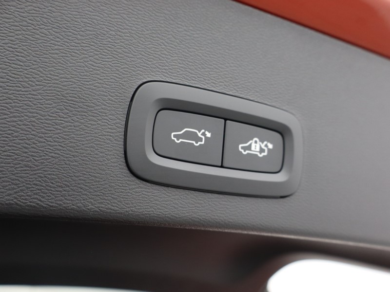 2025 (74) VOLVO XC40 2.0 B3P Ultra Dark 5dr Auto 4702521