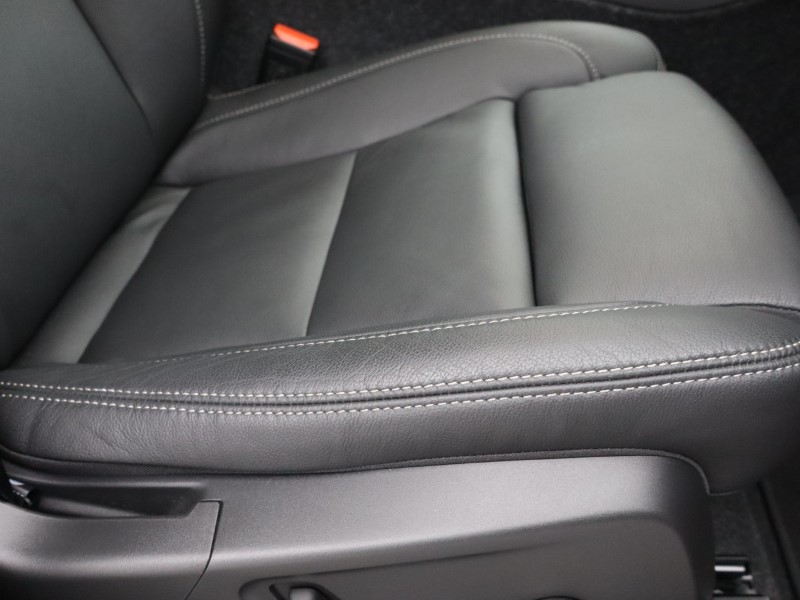 2025 (74) VOLVO XC40 2.0 B3P Ultra Dark 5dr Auto 4702482