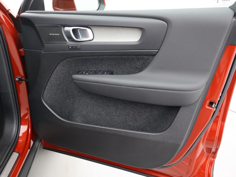 2025 (74) VOLVO XC40 2.0 B3P Ultra Dark 5dr Auto 4702475