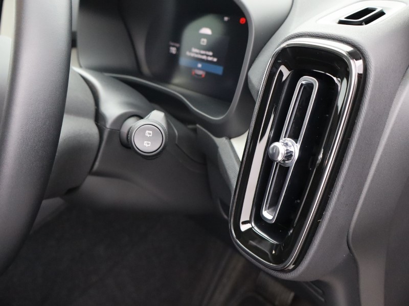 2025 (74) VOLVO XC40 2.0 B3P Ultra Dark 5dr Auto 4702480