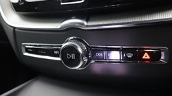 2025 (25) VOLVO XC60 2.0 B5P Plus Dark 5dr AWD Geartronic 4693046