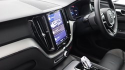 2025 (25) VOLVO XC60 2.0 B5P Plus Dark 5dr AWD Geartronic 4711465