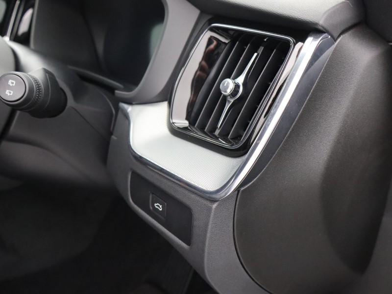 2025 (25) VOLVO XC60 2.0 B5P Plus Dark 5dr AWD Geartronic  *VAT QUALIFYING* 4711458