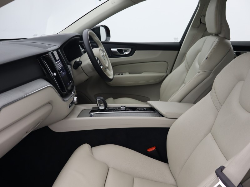 2023 (23) VOLVO XC60 2.0 B4D Plus Dark 5dr AWD Geartronic 4733860