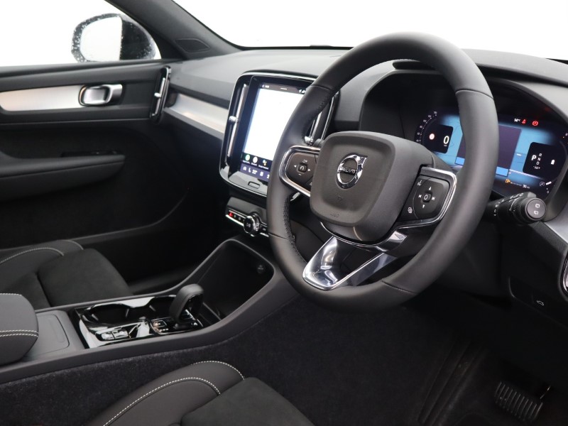 2025 (75) VOLVO XC40 2.0 B3P Plus Dark 5dr Auto 4743463