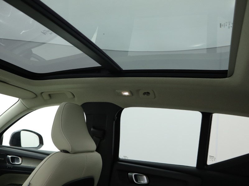 2023 (23) VOLVO XC40 2.0 B4P Ultimate Dark 5dr Auto 4757961