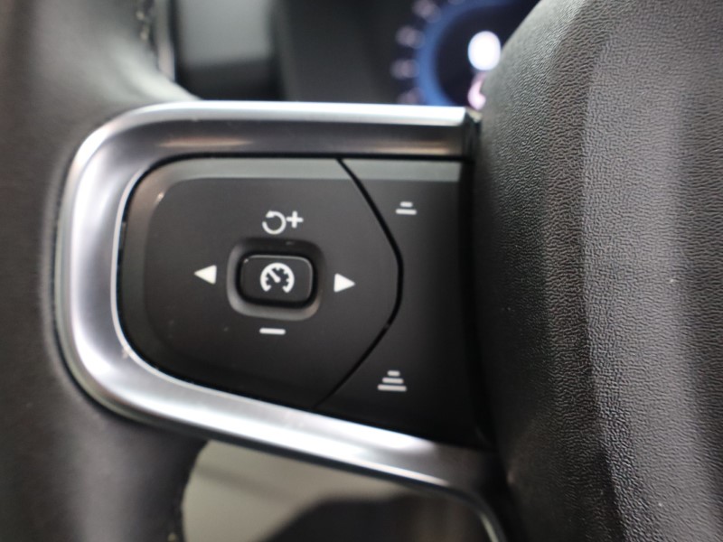 2023 (23) VOLVO XC40 2.0 B4P Ultimate Dark 5dr Auto 4757970