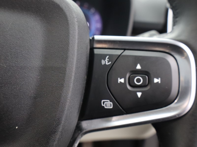 2023 (23) VOLVO XC40 2.0 B4P Ultimate Dark 5dr Auto 4757971