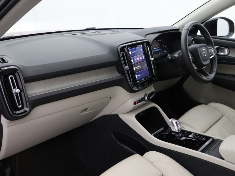 2023 (23) VOLVO XC40 2.0 B4P Ultimate Dark 5dr Auto 4757959