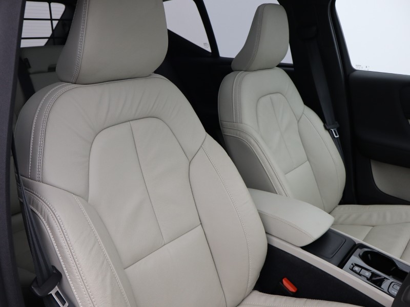 2023 (23) VOLVO XC40 2.0 B4P Ultimate Dark 5dr Auto 4757957