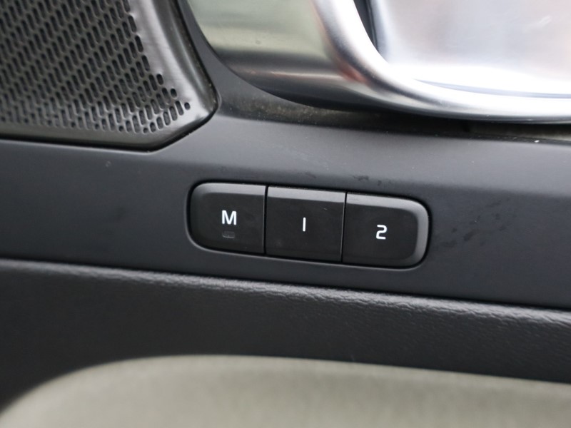 2023 (23) VOLVO XC40 2.0 B4P Ultimate Dark 5dr Auto 4757952