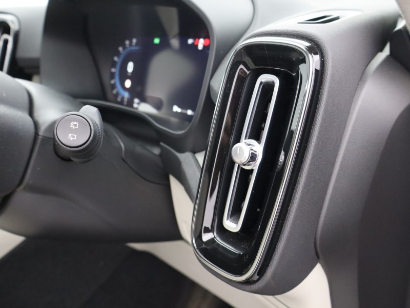 2023 (23) VOLVO XC40 2.0 B4P Ultimate Dark 5dr Auto 4757953