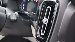 2023 (23) VOLVO XC40 2.0 B4P Ultimate Dark 5dr Auto 4757953