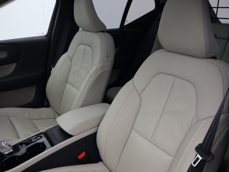 2023 (23) VOLVO XC40 2.0 B4P Ultimate Dark 5dr Auto 4757958