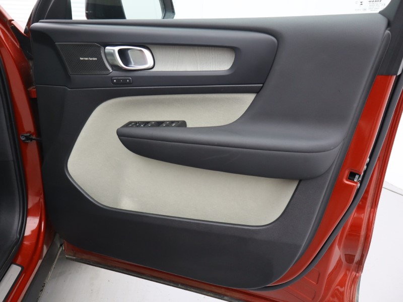 2023 (23) VOLVO XC40 2.0 B4P Ultimate Dark 5dr Auto 4757948