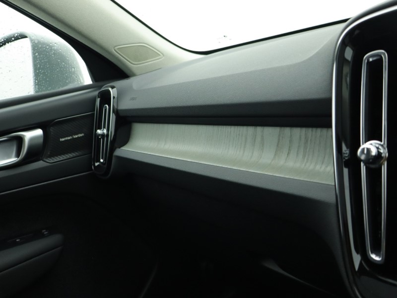 2025 (75) VOLVO XC40 2.0 B4P Ultra Bright 5dr Auto 4847809