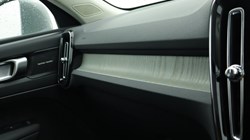 2025 (75) VOLVO XC40 2.0 B4P Ultra Bright 5dr Auto 4847809