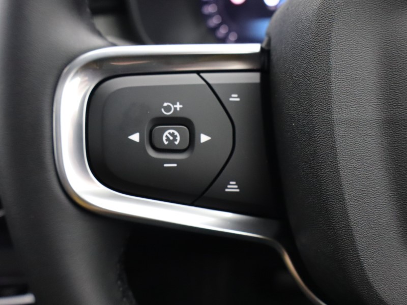 2025 (75) VOLVO XC40 2.0 B4P Ultra Bright 5dr Auto 4847797