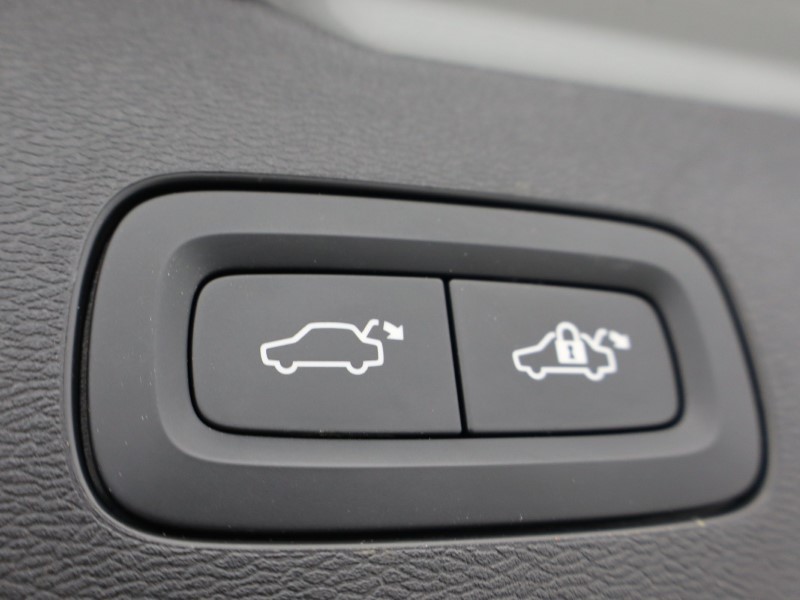 2025 (75) VOLVO V60 2.0 B4P Ultra Dark 5dr Auto *VAT QUALIFYING* 5329268