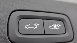 2025 (75) VOLVO V60 2.0 B4P Ultra Dark 5dr Auto *VAT QUALIFYING* 5329268