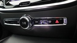 2025 (75) VOLVO V60 2.0 B4P Ultra Dark 5dr Auto *VAT QUALIFYING* 5329311