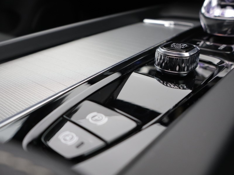 2025 (75) VOLVO V60 2.0 B4P Ultra Dark 5dr Auto *VAT QUALIFYING* 5329313