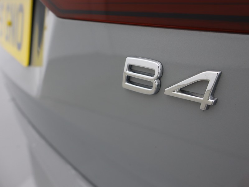 2025 (75) VOLVO V60 2.0 B4P Ultra Dark 5dr Auto *VAT QUALIFYING* 5329266
