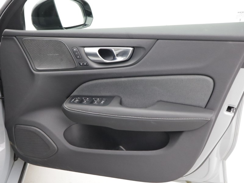 2025 (75) VOLVO V60 2.0 B4P Ultra Dark 5dr Auto *VAT QUALIFYING* 5329278