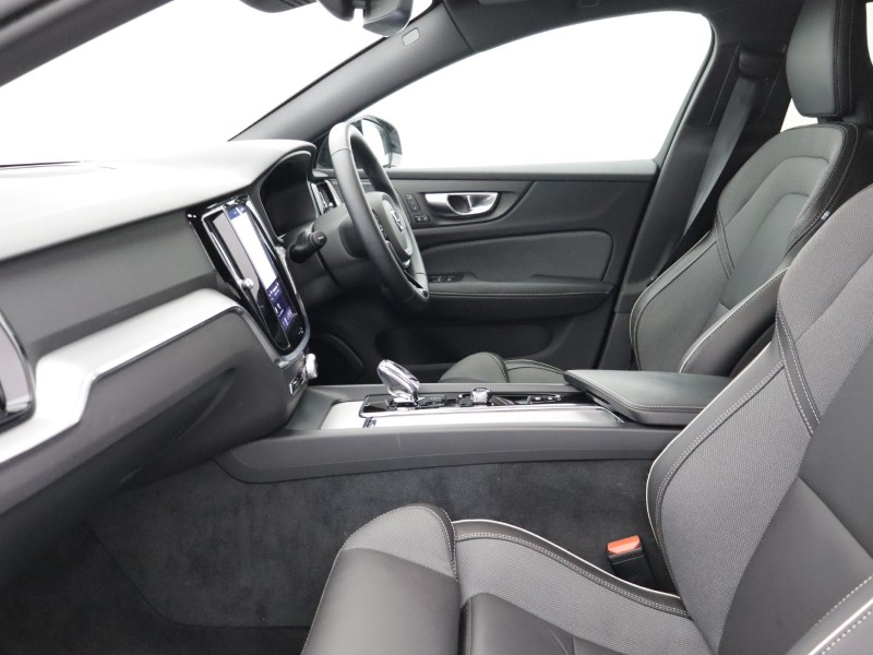 2025 (75) VOLVO V60 2.0 B4P Ultra Dark 5dr Auto *VAT QUALIFYING* 5329274