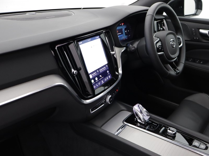 2025 (75) VOLVO V60 2.0 B4P Ultra Dark 5dr Auto *VAT QUALIFYING* 5329290