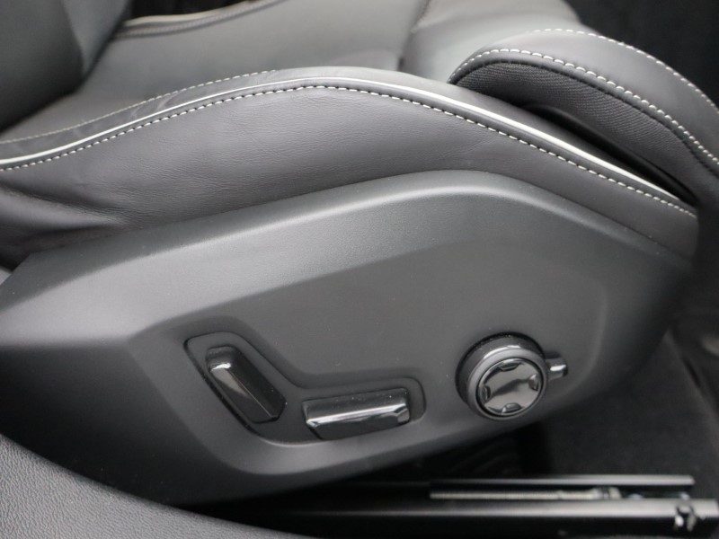 2025 (75) VOLVO V60 2.0 B4P Ultra Dark 5dr Auto *VAT QUALIFYING* 5329285