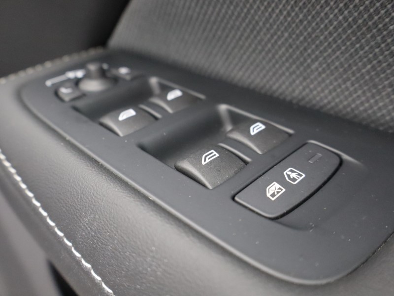 2025 (75) VOLVO V60 2.0 B4P Ultra Dark 5dr Auto *VAT QUALIFYING* 5329280